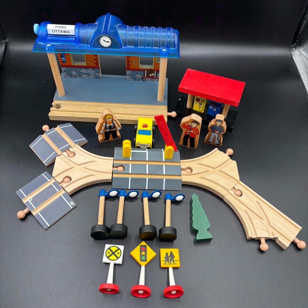 Imaginarium Station Signs Tracks People 20 Piece Set Wood Train Brio Thomas